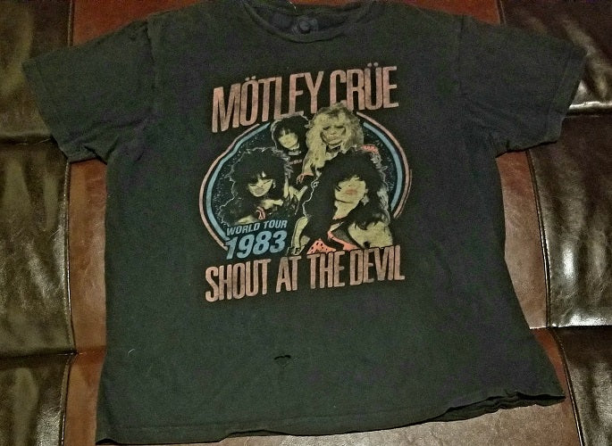Motley Crue world tour 1983 shout at the devil retro T-Shirt Men's Large - has a hole